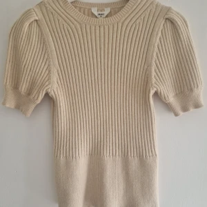 Topp från Object, XS - Jättesöt beige top från Object, XS. 