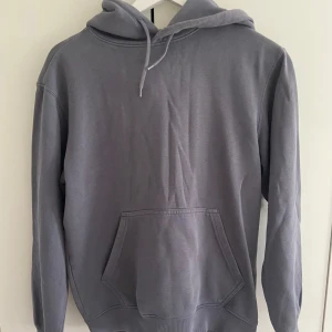 Hoodie  - En varm Weekday hoodie! Tröjan är i gott skick! Pris kan diskuteras! Hör gärna av dig vid frågor😁