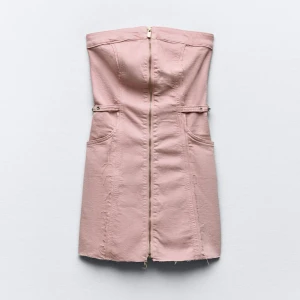 Snygg jeansklänning Zara - Jättesnygg jeansklänning ifrån Zara. Passar inte mig i bysten så aldrig använd tyvärr…