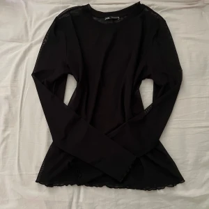 Zara topp - Topp från Zara i mesh-material❤️ Som ny! Tveka inte att höra av dig vid intresse eller om du har några frågor🥰