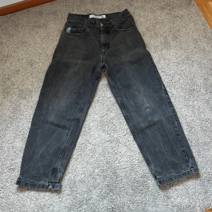 Denim 93 jeans - Svarta Denim 93 jeans från PolarSkateCo. Skriv vid ytterligare frågor