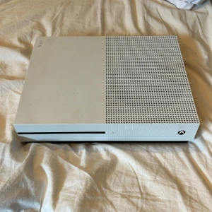 Xbox One S - Skick: Lite smutsig men det är inget som inte går att fixa. Stil: Vit med svarta detaljer. Den funkar som den ska och det har aldrig varit något problem med den.