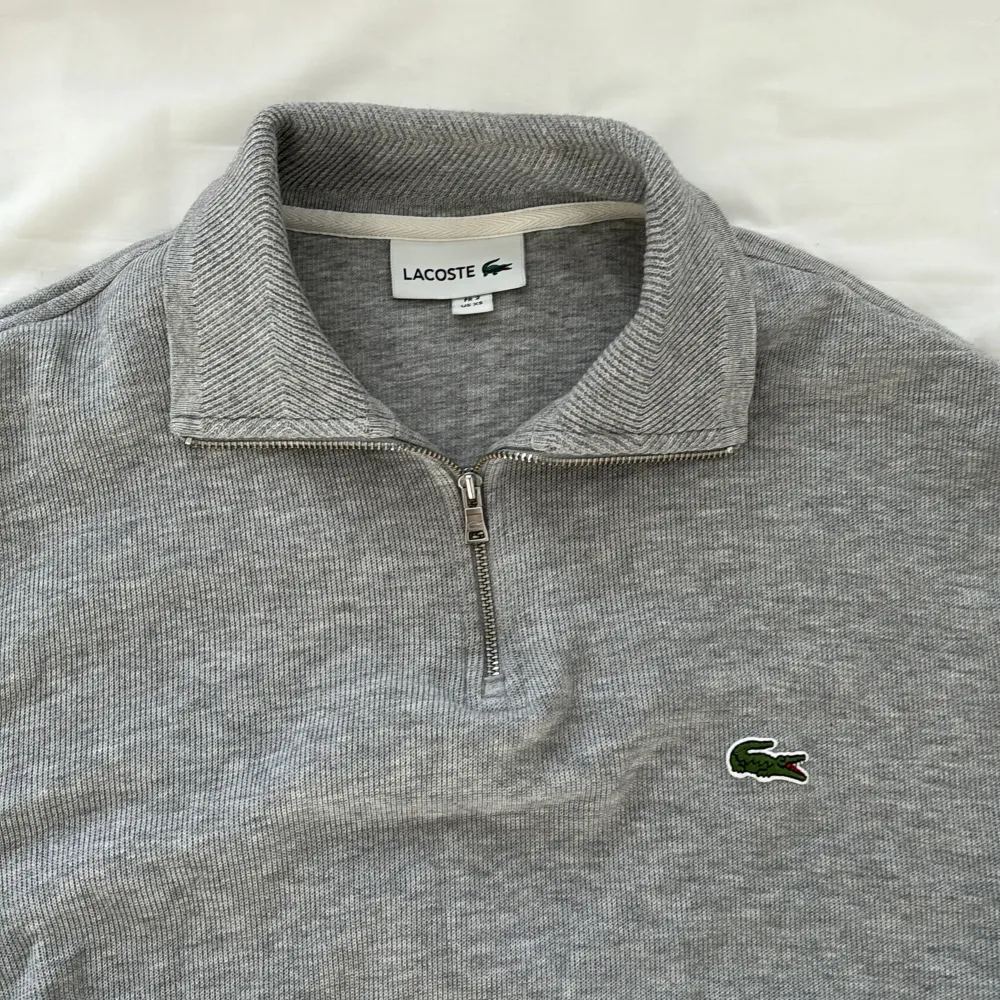 En riktigt snygg Lacoste half-zip utan några skador alls, vid fler frågor är det bara att skriva.. Tröjor & Koftor.