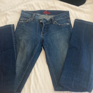 Blå jeans från Blue Cult - Ett par blå lågmidjade bootcut jeans från Blue Cult i storlek 26. Säljer då de är för små💘💋🥂