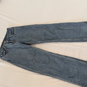 Jean  - Fin skick och fläckfritt. Storlek: W24 L32