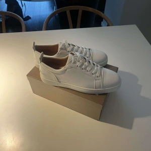 Christian Louboutin  - Helt nya vita Christian Louboutin skor utan nitar. Strl 46 men passar även 45. Kvitto finns. Säljer pgd att dem är för stora. Pris kan sänkas lite vid snabb affär 