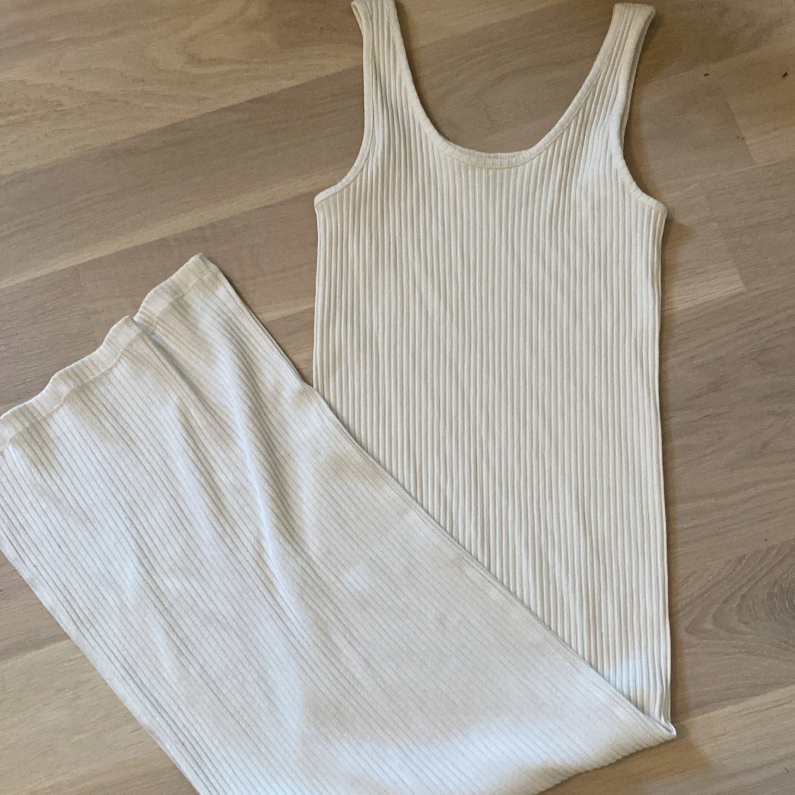 Vit tajt långklänning