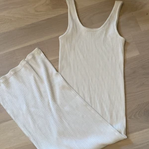 Vit tajt långklänning - Säljer min vita långklänning köpt begagnat och använt fåtal gånger. Storlek s och den är i bra skick.🤍
