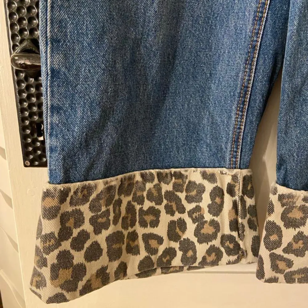 Coola halvlånga jeans med leoparddetalj från Stradivarius. Jeans & Byxor.