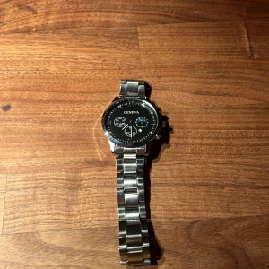 Genèva klocka  - Nästan helt ny geneva klocka inte använd alls för den var lite stor men säljer den nu  vid snabbt köp kan ja sänka mig 