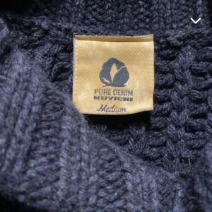 Stickad tröja  - Vintage stickad tröja i mycket bra skick passar extremt bra med en skjorta eller en vit T-shirt under, speciellt nu under sommarkvällarna, ullblandning med 70% ull och 30% Kashmir vilket gör den varm och behaglig, nypris 2000kr mitt pris 800kr