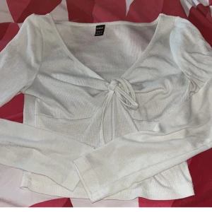 Vit ribbad tröja - Långärmad tröja som har används ett fåtal gånger. Är superfin men har blivit för liten på mig. Är i storlek xs. Man kan knyta den framme.  Köparen står för frakten ❤️