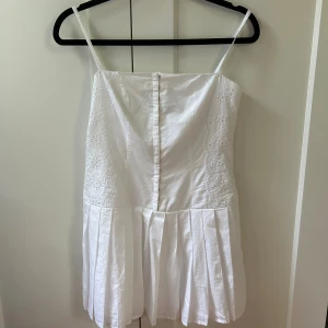 Zara klänning - Helt ny och aldrig använd. Superfin, köpte inför studenten men valde istället en annan.