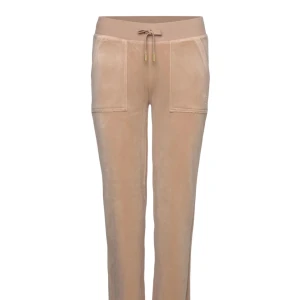 juicy byxor - Skicket är sådär men man märker det inte om man inte kollar jättenoga. Metallsakerna på snörerna har åkt av men man tänker inte på det. De är också uppsyda men det är bara att sprätta upp om man inte vill ha det. Säljer billigt pågrund av skicket.💕