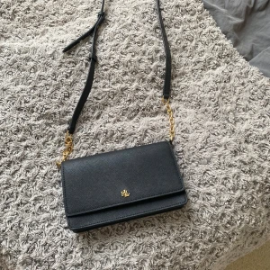 Ralph Lauren väska  - Super snygg Ralph lauren väska ❤️ Köpt på Zalando för ca 3 år sedan, använd 2-3 ggr 💋