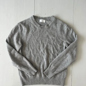 Ami Kashmir  - Säljer nu denna fina 100% Kashmir tröjan från Ami, inköpt på NK Göteborg. Nypris 5000kr.