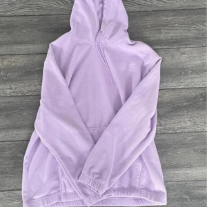 Filt liknande hoodie - Jättemysig hoodie i storlek l, från h&m’s kollektion med disney⭐️ inte använd mycket!