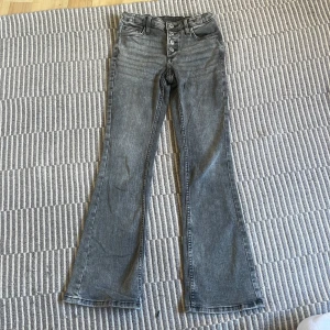 Bootcut jeans från h&m - Grå jeans från hm i bra skick.storlek 146 men skulle säga mer 152.priset kan diskuteras och köparen står för frakt💕