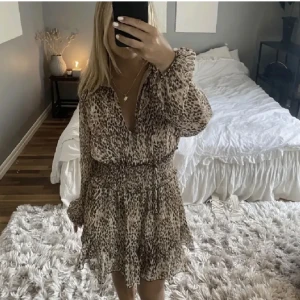 zara klänning  - skit snygg klänning från zara!! dock en knapp lossnat (bild 3) men inget man tänker på🤍 första bilden är lånad så skriv för egna!! 