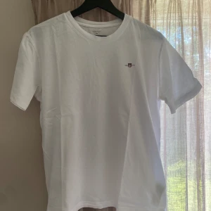 T-shirt paket - Säljer 4 st vita T-shirtar i ett paket!  1st Gant- storlek 176 2st Lyle&scott- storlek 12-13 1st peak performance- storlek 160  Säljes i befintligt skick! Mitt pris 189kr