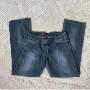 Midrise Jeans  -  byxorna har jag köpt på plick fast de inte passade mig , så jag skulle säga att storlek är XS fast kan också vara S om du inte har för stora lår ( som jag ) . mått : midjemätt rakt över 36 grenhöjd 19 benöppning ca 20 Innerbenslängd 72cm!