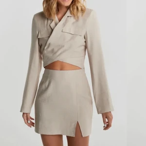 Kavaj cut out wrap GRÖN - ginatricot - Säljer kavajen i färgen ljusgrön(!) se bild 3. Fler bilder kan skickas vid intresse. Köpte från ginatricot för 399kr säljer för endast 120kr. Pris kan diskuteras vid snabb affär.💚