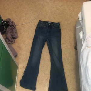 Blå jeansbyxor - Ett par blå jeansbyxor i storlek S. Byxorna har en klassisk design med fickor både fram och bak. De har en något utsvängd passform. man kan diskutera om priset 