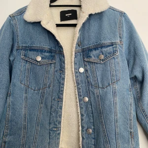 Oversized Jeans jacka  - Säljer min oversized jeans jacka med päls inuti, den är helt oanvänd. Nypris: 799kr