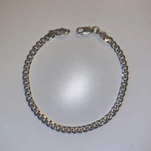 Varan som är silver är i mycket bra skick! Omkret- 20cm Material- steriliserat silver  Originalpris- 549kr