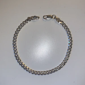 Sterilisera silverlänk   - Varan som är silver är i mycket bra skick! Omkret- 20cm Material- steriliserat silver  Originalpris- 549kr