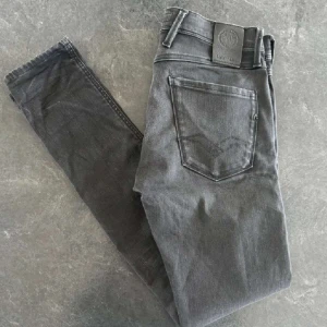 Replay jeans - Rikgit snygga Replay anbass jeans i mycket bra skick! Hör av er vid intresse
