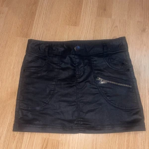 Svart kjol  - Står storlek 38 men skulle säga 36  Midjemått 40 