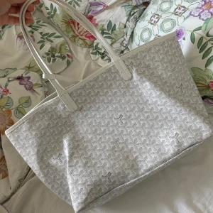 Goyard väska  - Så snygg goyard väska. Köpt second hand av en tjej som i sin typ köpte den i en vintage butik i Paris, på så sätt kan jag inte veta om den är äkta. Skriv till mig privat så kan jag aktivera ”köp nu”❤️