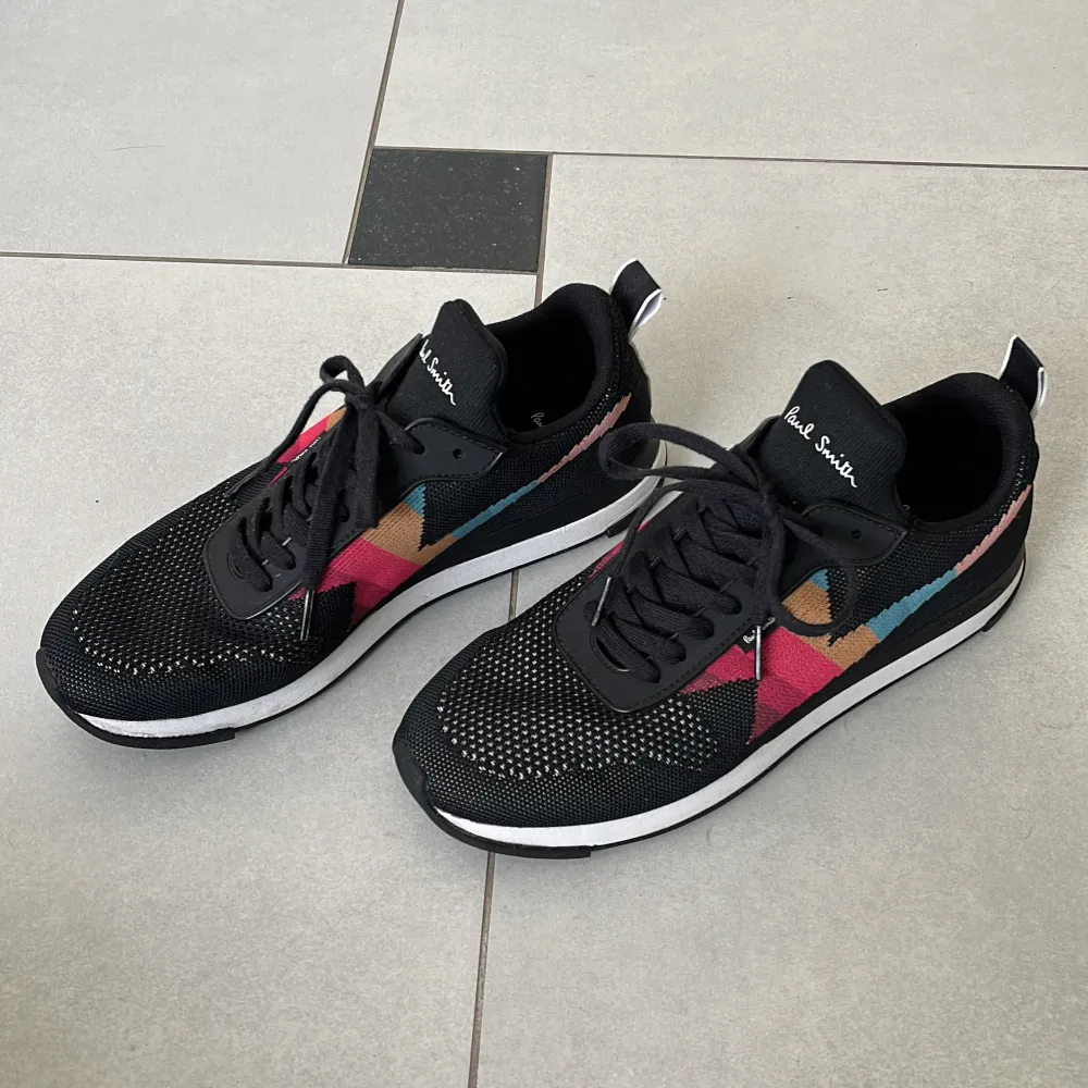 Paul Smith skor i storlek 41. Mycket fint skick och sparsamt använda. Säljes eftersom jag aldrig använder dem. . Kengät.