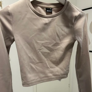 Tröja från gina - Beige tröja från gina med en liten öppning i ryggen