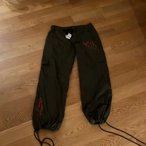 Cargo byxer  - Ed Hardy cargo byxer aldrig andvänds i storlek M säljer på grund av att dem inte kommer till andvänding💗