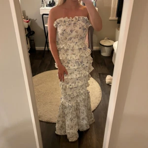 Blommig klänning - Super fin klänning från boohoo som endast är använd midsommar förra året! Den är uppsydd några centimeter! (jag är 1,64) , storlek 38 men passar mig som annars bär S! 🌸🩷 hör av er vid fler frågor 🤩