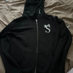 00s vintage stüssy  - 24 år gammal! Lite av en collection piece🕺 Passar tjej med Xs då det egentligen är barnstorlek. Utöver att den är sliten på inner ärmarna så är det i finfint skick och inte nopprig. Ge gärna bud🥳