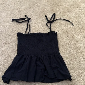 Topp - Säljer denna topp som är köpt från Shein, aldrig använd så den är i bra skick. Den är i storlek S och man knyter den uppe vid axlarna. Hör av er om ni undrar något m🌸