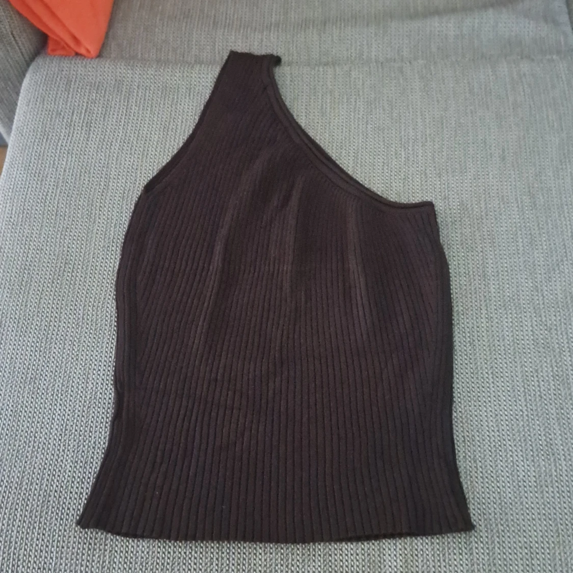 Brun ribbad oneshoulder topp - 90