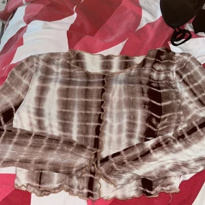 Mönstrad tröja - Helt ny och oanvänd. Säljer då de inte längre är min stil. Är i storlek S men den är stretchig. Köparen står för frakten ❤️