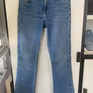 Blåa bootcut jeans från Gina Young med slits längst ner 💕💕