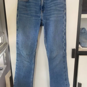Blåa bootcut jeans - Blåa bootcut jeans från Gina Young med slits längst ner 💕💕