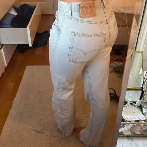 Levis jeans - Vintage Levis jeans som är skit snygga men som tyvärr har ett hål i skrevet, syns dock knappt när man går och kan nog sys igen💕
