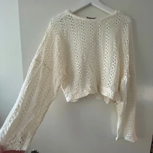 Spetstopp /stickad från Zara  - Spetstopp /stickad från Zara i Offwhite Superfin lite virkad stil och unik.  Mer vida i armarna.  