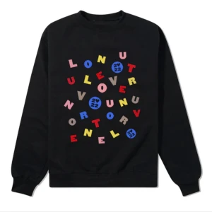 Harry Styles love on tour merch - Säljer min sweatshirt från love on tour 2022 då den inte kommer till användning. Den är i mycket bra skick och använd ungefär 10 gånger❣️