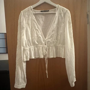 Vit blus  - Super fin med broderat mönster  Från zara  