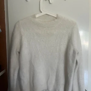 mysig stickad tröja - suuuuupergosig och fluffig vit stickad tröja! perfekt till hösten 🤩bra skick, och normal i storleken.