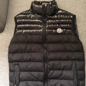 Moncler väst  - Fin Moncler väst knappt inga skador bara en liten på insidan av västen i nacken pris kan diskuteras.