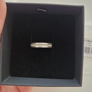 Thomas Sabo silver ring stl 52  - Ringen är enbart använd 1v. Va något för stor.  Nypris 1199kr   På påsen står det stl 50 , men det är för jag beställde en ny i mindre storlek.